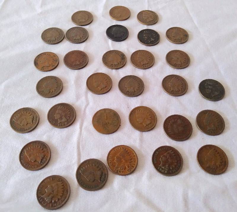 lot 6 image: Collection of 30 Indian Head Pennies, Incomplete 1974 Whitman Penny Folder & Vintage Ball Mason Jar