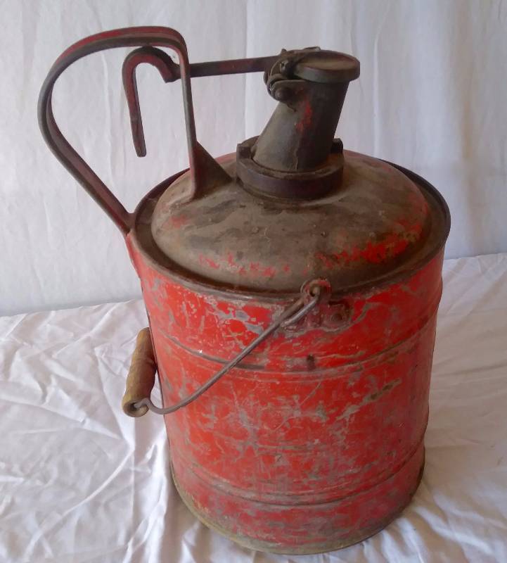 lot 18 image: VintageAntique Protectoseal Co. Of America Chicago Fuel Can & Galvanized Quart Oil Can