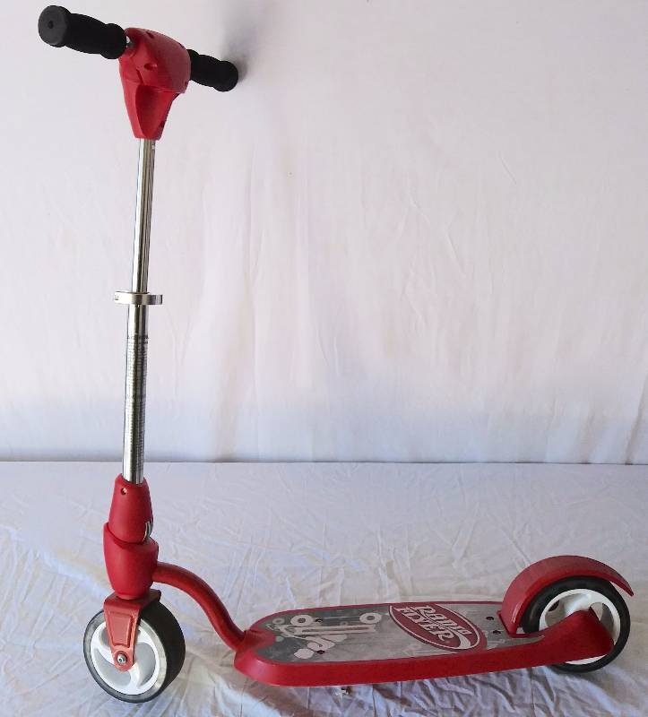 lot 20 image: Radio Flyer Scooter & Radio Flyer Childrens Wheel Barrel