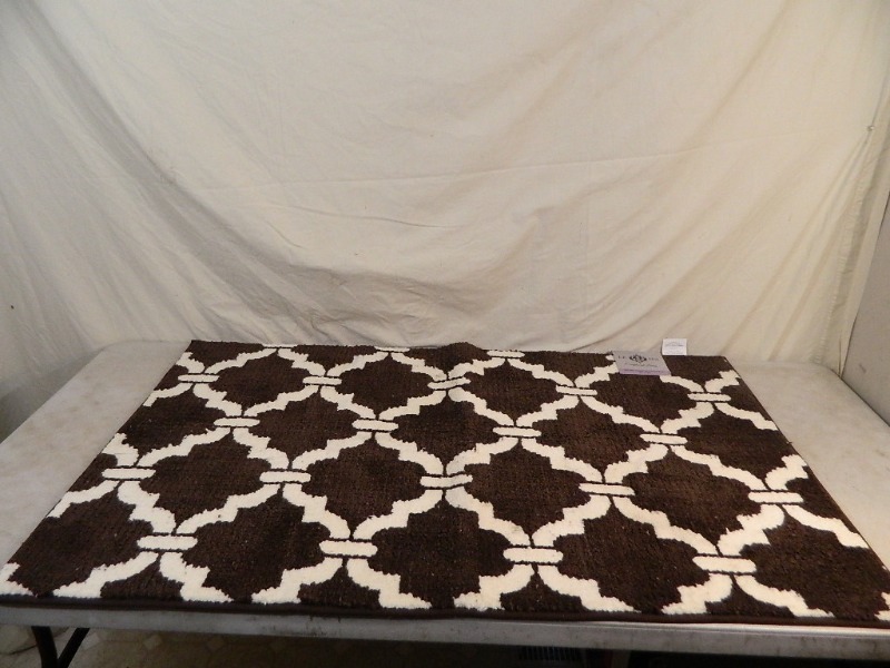 lot 131 image: New Large Throw Rug