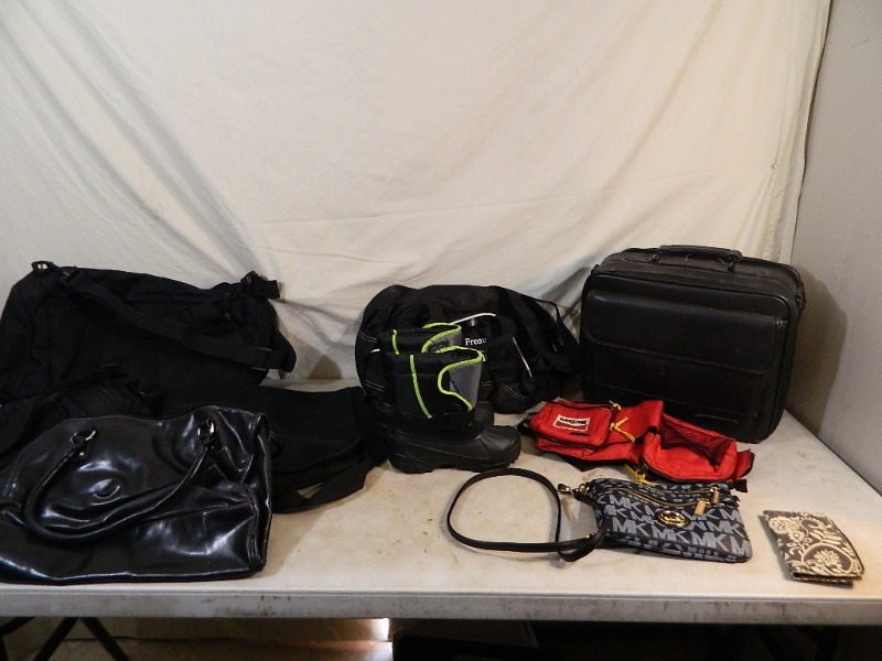 lot 156 image: New Boys Snowboots and Bags