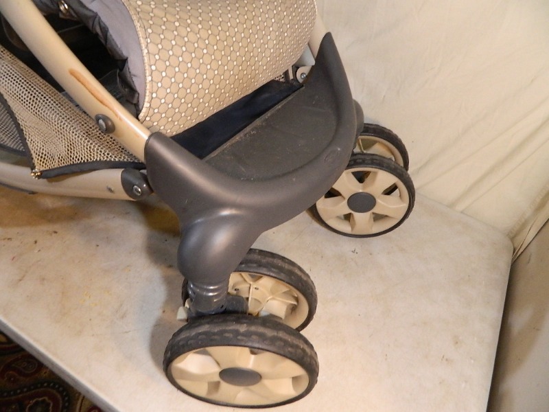 lot 174 image: Graco Folding Stroller