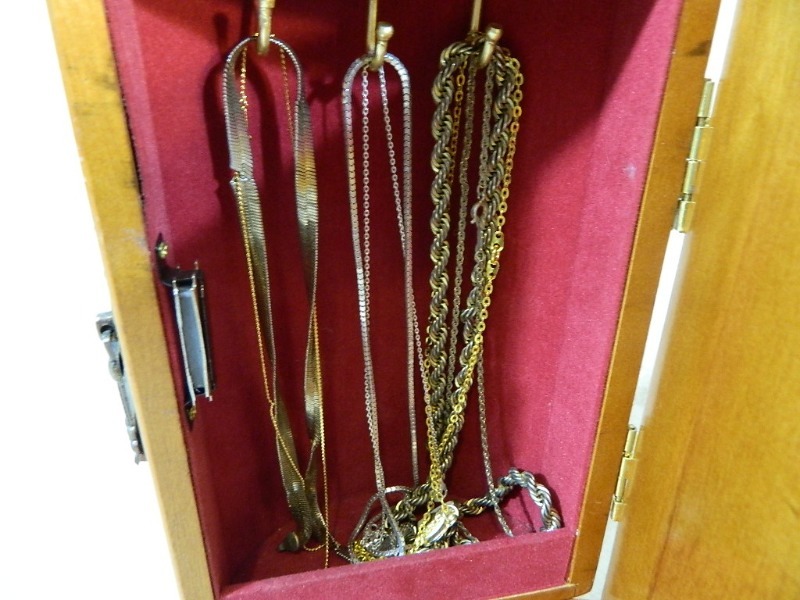 lot 8 image: Jewlery Box FULL of Jewelry