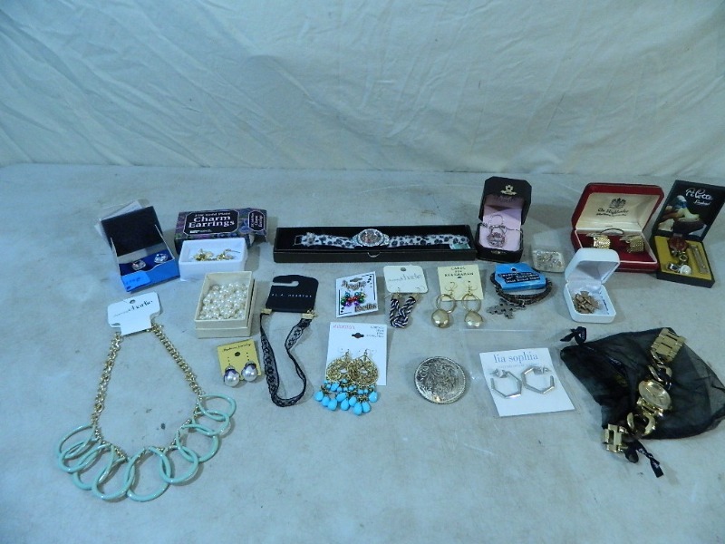 lot 10 image: Estate Jewelry