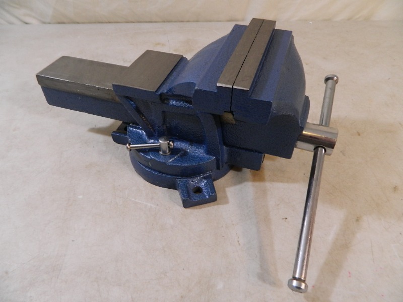 lot 3 image: New Bench Vise