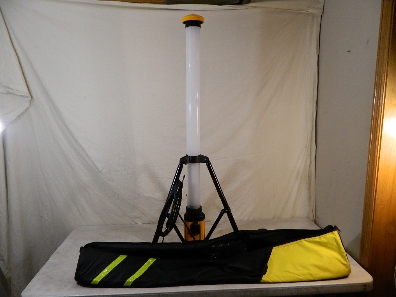 lot 61 image: New Large LED Tower Work Light with Bag Case