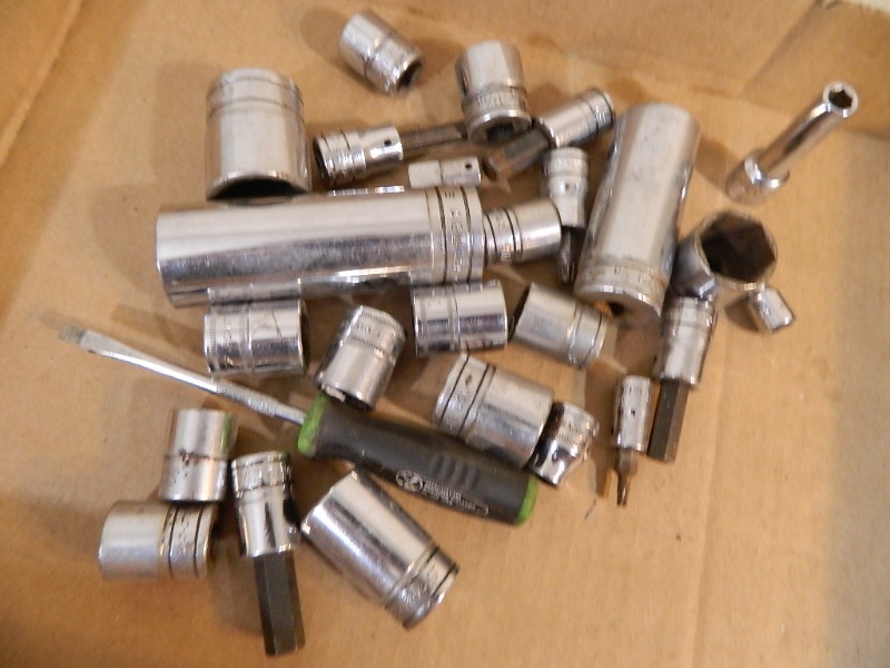 lot 98 image: Assorted Snap On and Mac Sockets