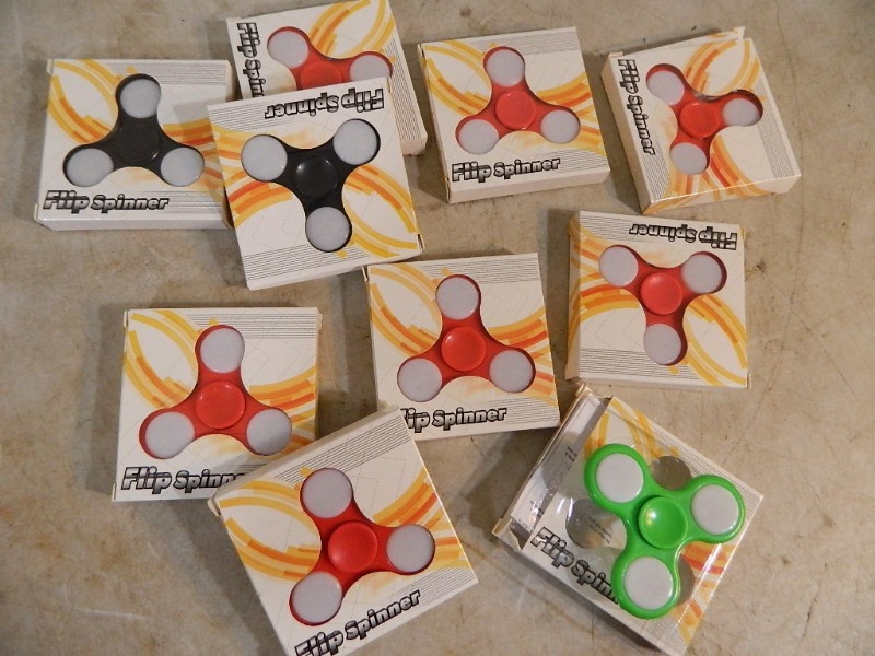 lot 103 image: 10 New Fidget Spinners
