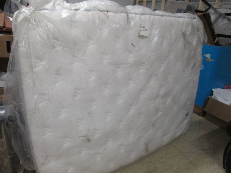 Galaxy Mattress Queen open box, nee...