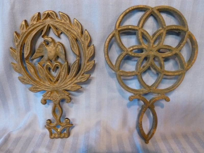 lot 12 image: Cast Iron Trivet