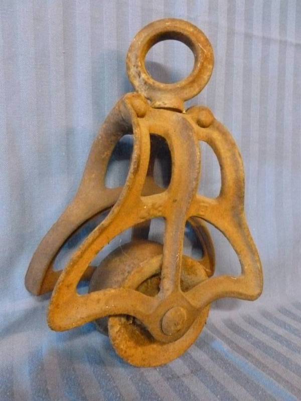 lot 14 image: Vintage Barn Pulley