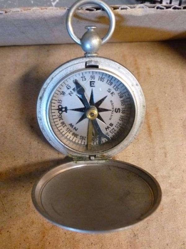 lot 19 image: Vintage Military Compass