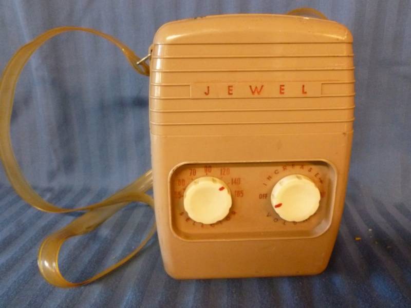 lot 32 image: Vintage Radio