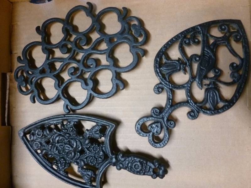 lot 33 image: Cast Iron Trivet