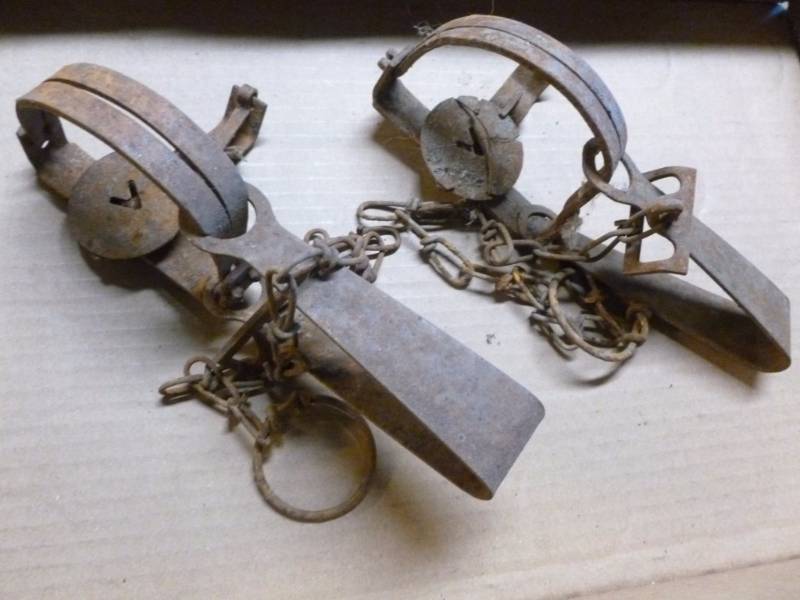 lot 36 image: Vintage Traps