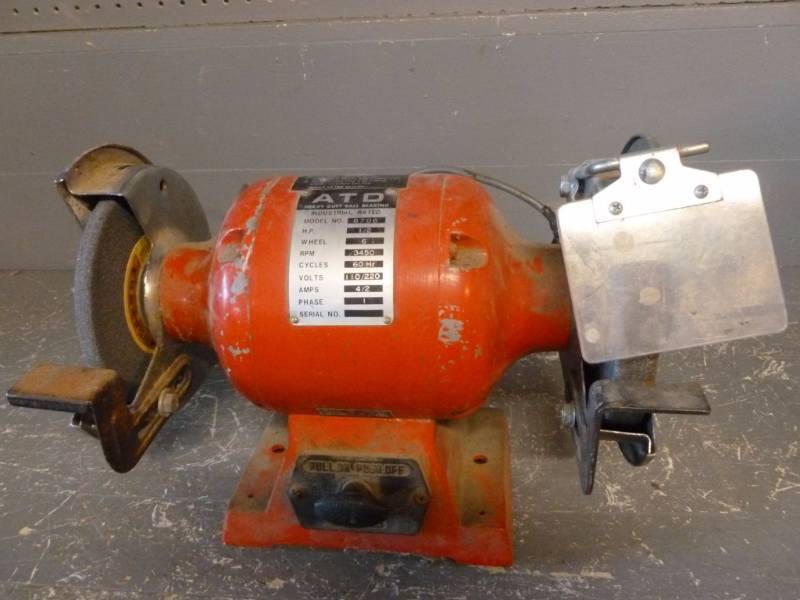 lot 40 image: Bench Grinder