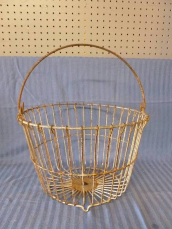 lot 102 image: Vintage Egg Basket