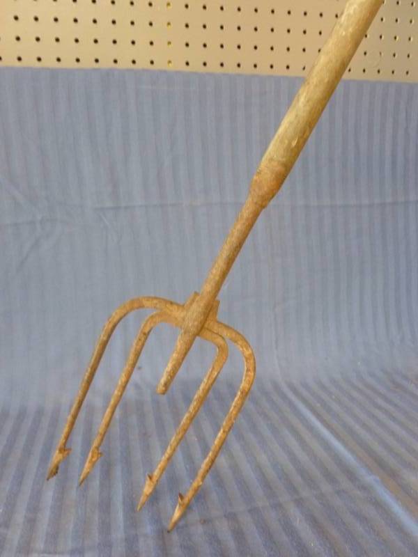 lot 112 image: River Spear