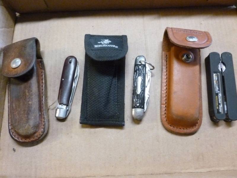 lot 127 image: Pocket Knives