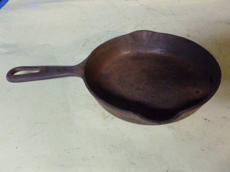 lot 177 image: Vintage Griswold Cast Iron Pan