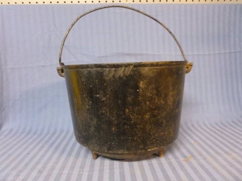 lot 181 image: Vintage Cast Iron Kettle