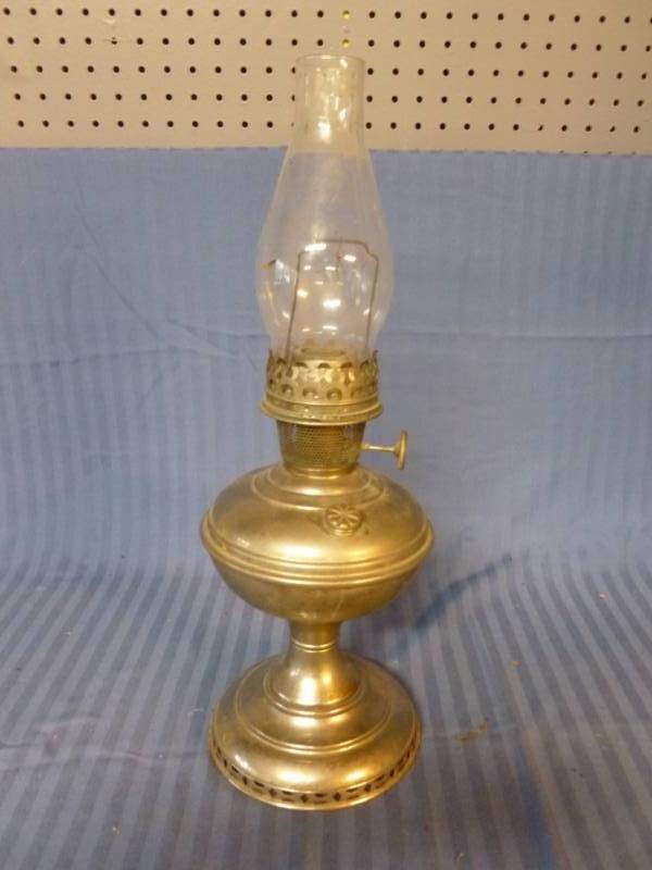lot 188 image: Antique Aladdin Oil Lamp