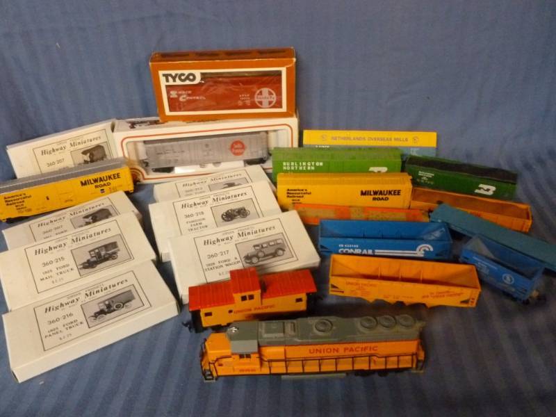 lot 204 image: HO Scale Train Set Items