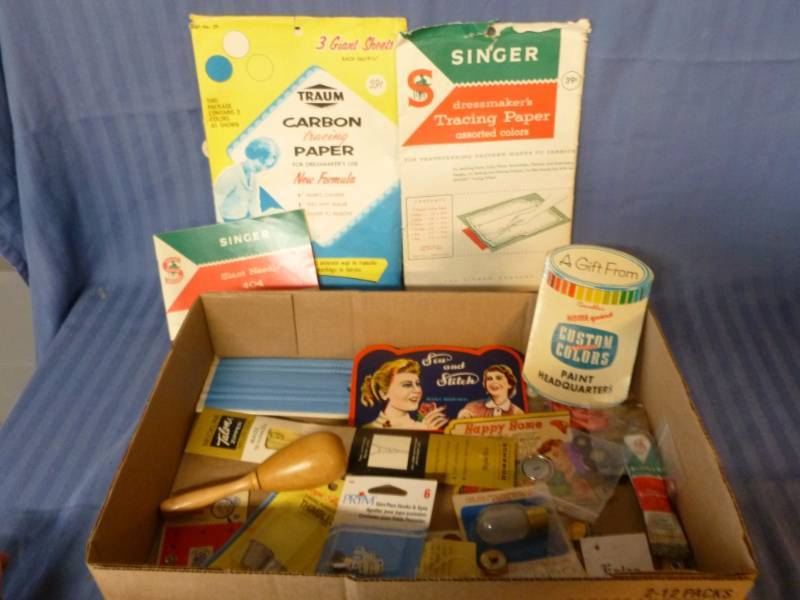 lot 230 image: Vintage Sewing Items