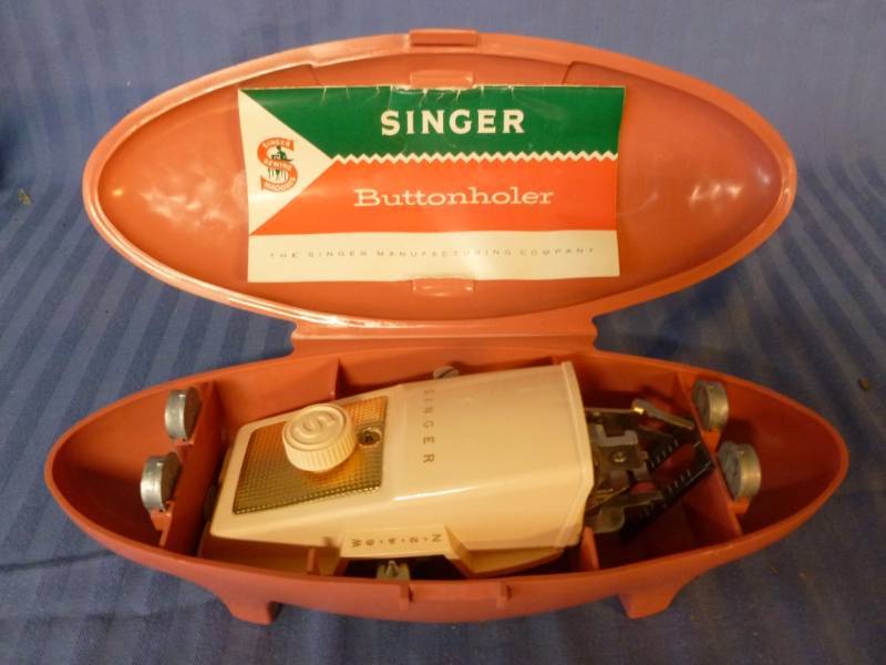 lot 232 image: Vintage Sewing Items
