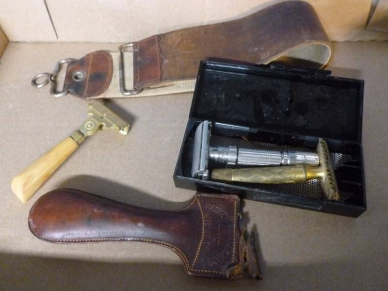 lot 243 image: Vintage Shaving Items