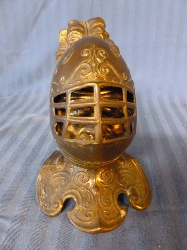 lot 270 image: Vintage Table Lighter