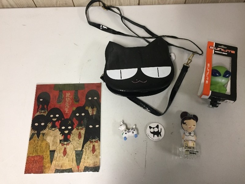 lot 64 image: Alien Squeeze Horn, Rody, Harajuku, Black Cat Button & Shoulder Bag
