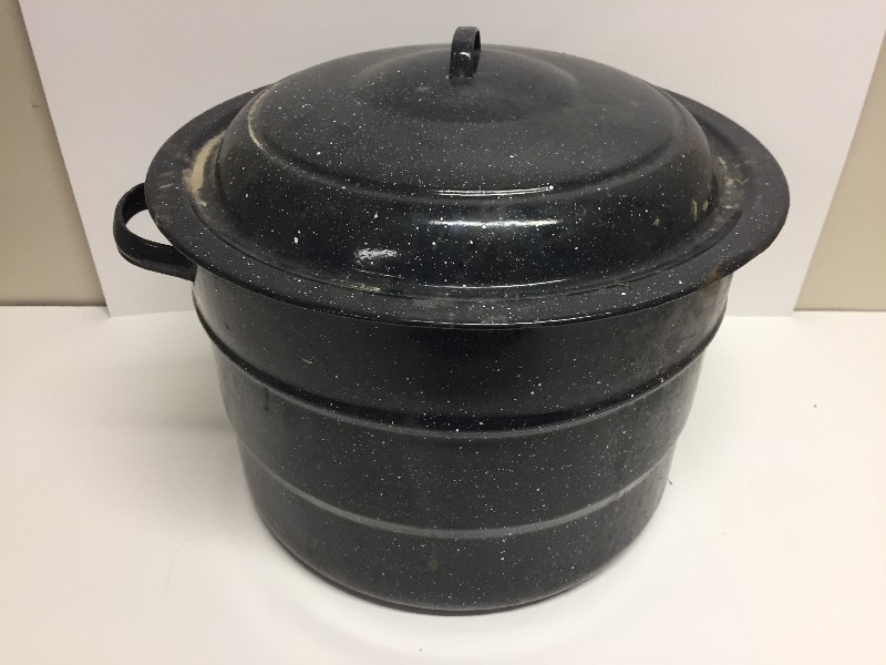 lot 104 image: Vintage Canning Covered Pot - BlueWhite