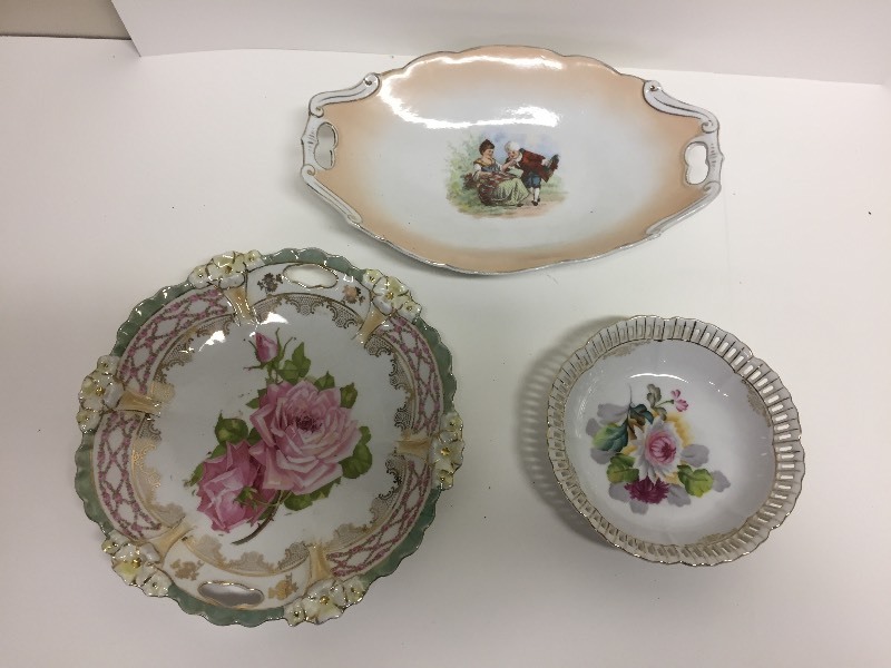 lot 108 image: Lacy Scalloped Edge Vintage Bowls