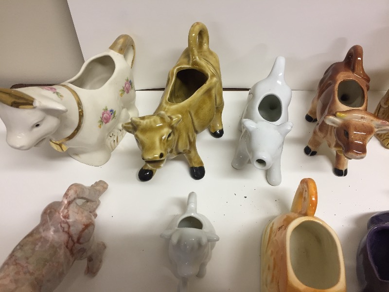 lot 115 image: Vintage Cow Creamers & Figurines