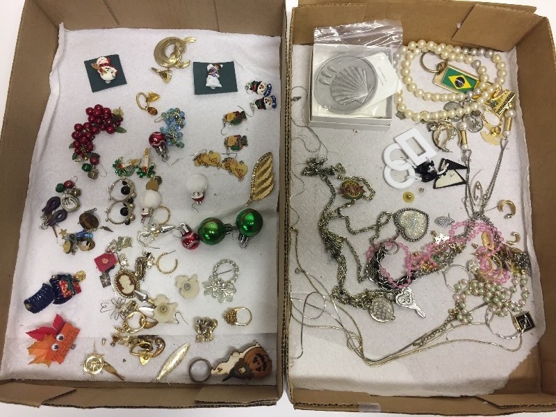 lot 118 image: Costume Jewelry - Earrings & more