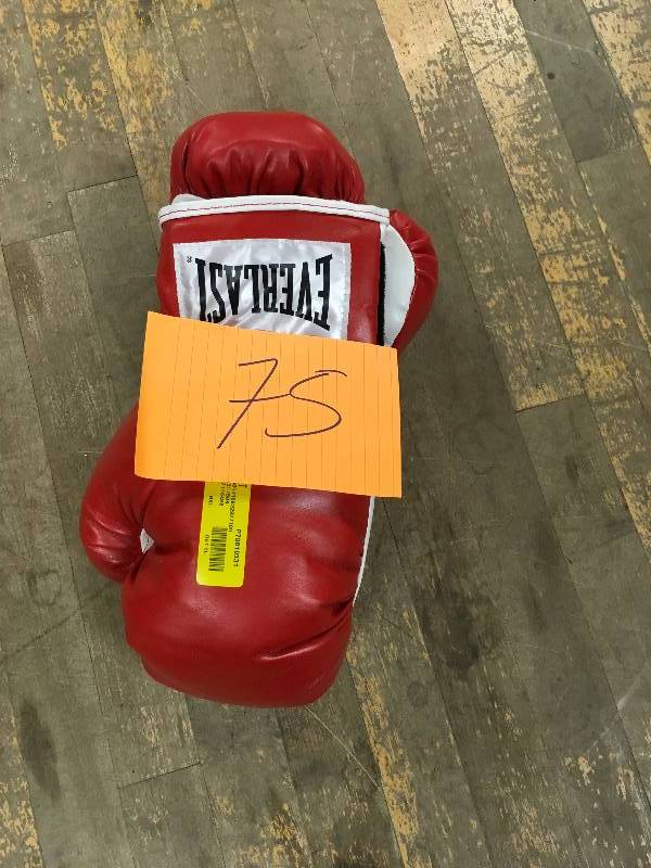 lot 75 image: Everlast boxing gloves red