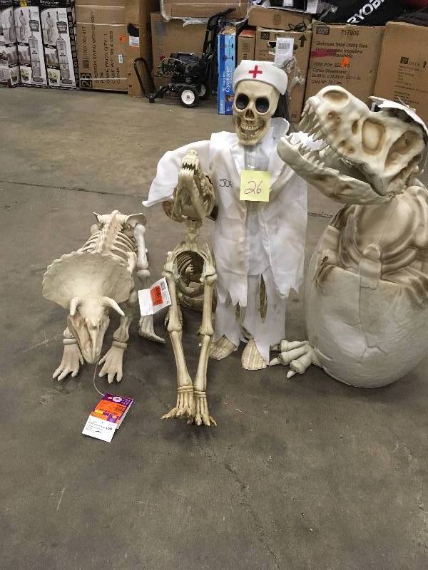 lot 26 image: Lot of assorted Halloween outdoor decor- 4 items
