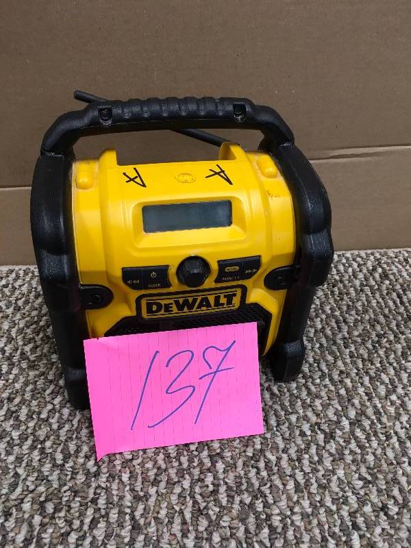 lot 137 image: DEWALT DCR018 Compact Radio