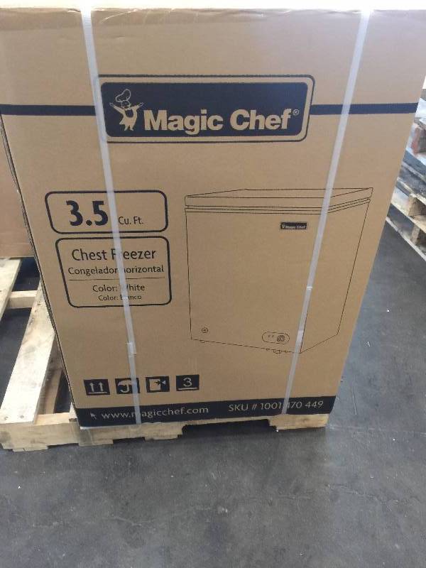 lot 4 image: Magic Chef 3.5 cu. ft. Chest Freezer in White New