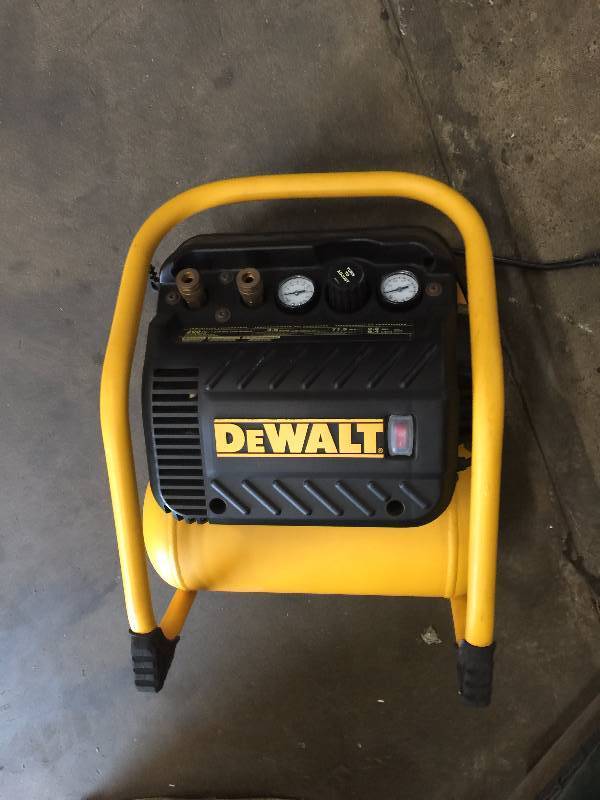 lot 9 image: Dewalt 2.5 Gal. Portable Electric Heavy Duty 200 PSI Quiet Trim Air Compressor in like new working conditions DWFP55130