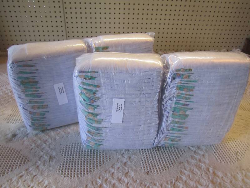 lot 80 image: Lot of 100 Size Medium Diapers 12-2...