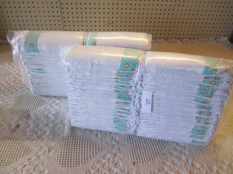 lot 88 image: Lot of 100 Size Large Diapers 21-35...