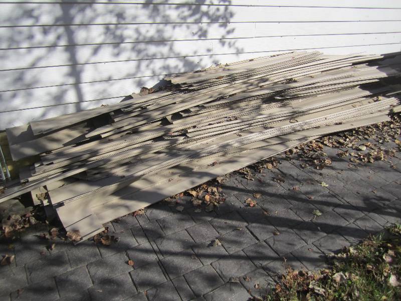 lot 127 image: Pile of Vinyl Siding Should be enou...