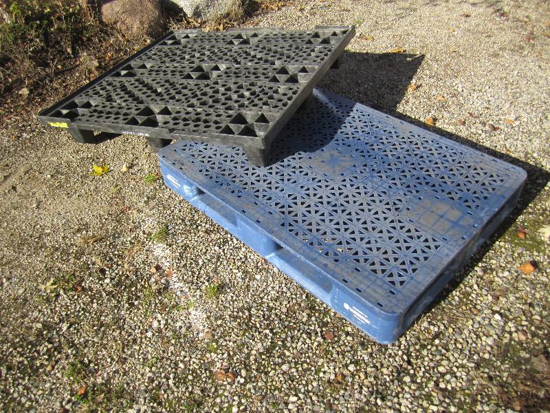 lot 128 image: 2 Plastic Pallets...
