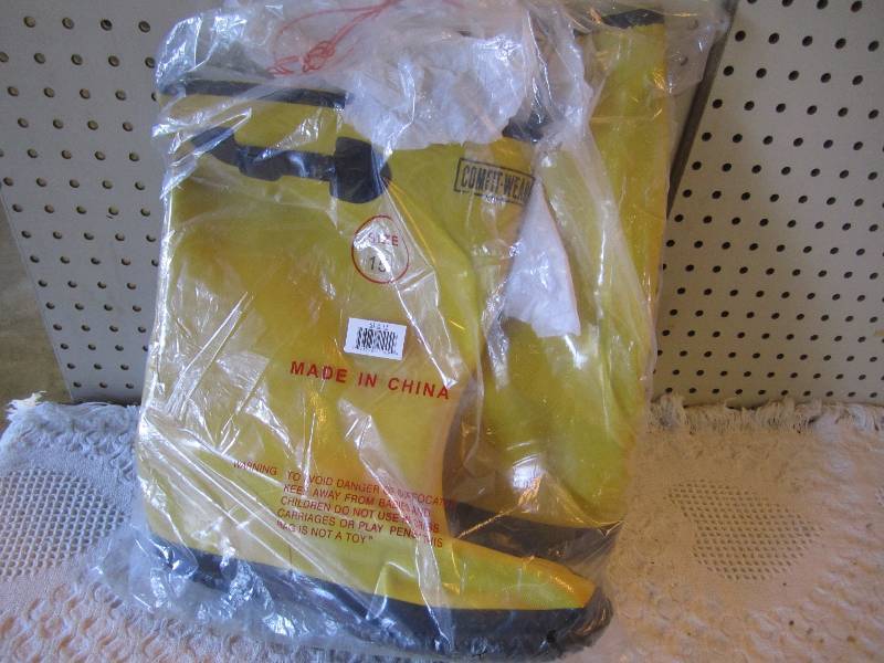 lot 140 image: ComfitWear Rubber Slush Boots Size ...