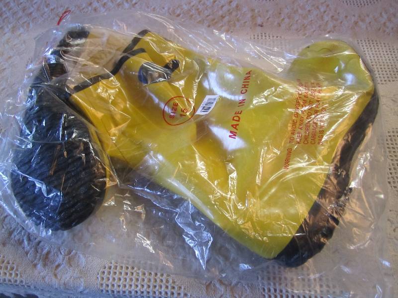 lot 141 image: ComfitWear Rubber Slush Boots Size ...