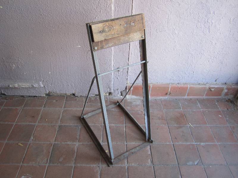 lot 147 image: Outboard Boat Motor Stand 31.5 tal...
