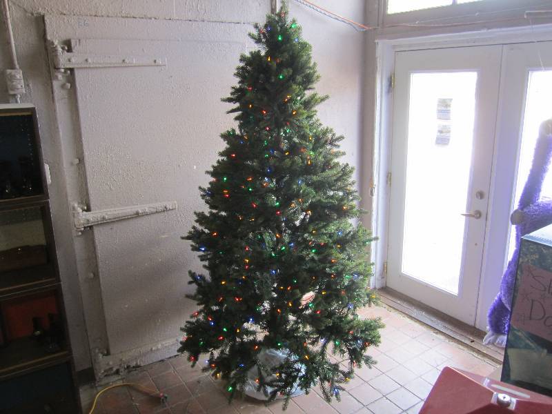 lot 256 image: 7.5 foot Christmas Tree with Lights...