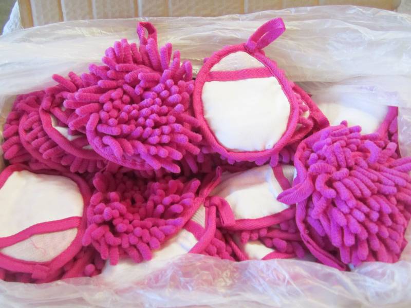 lot 259 image: Case of 200 Frizzy Finger Dusters P...